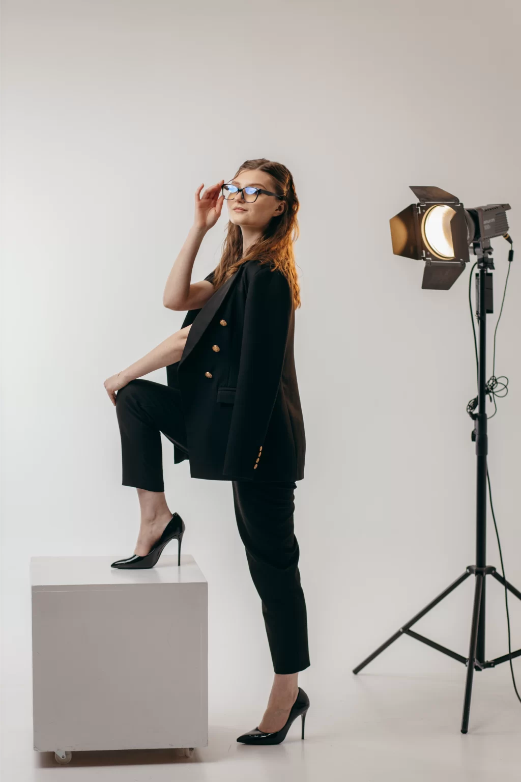 elegant-woman-black-suit-posing-studio
