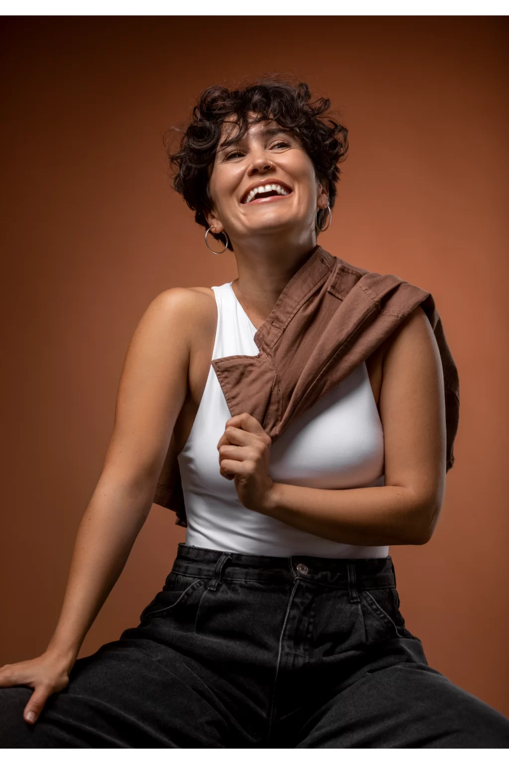 medium-shot-smiley-woman-posing